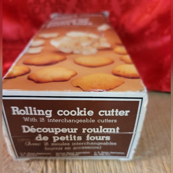 Vintage Rolling Cookie Cutter with 18 Interchangeable Cutters Shapes Christmas - Picture 5 of 8